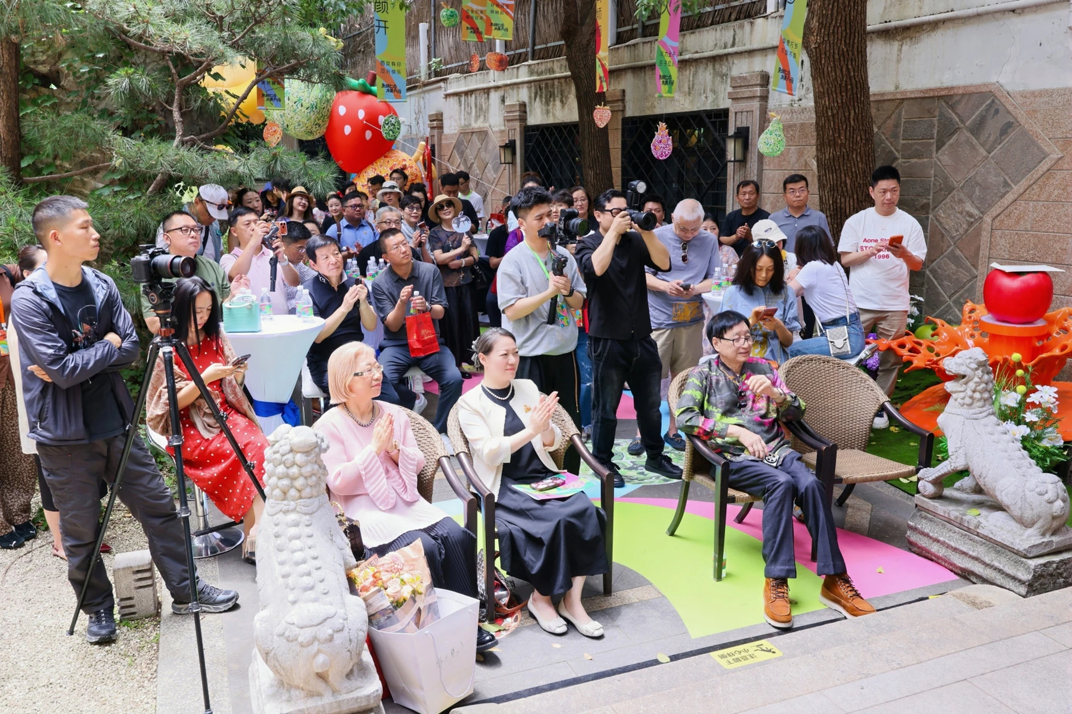 水果派对开幕活动现场观众