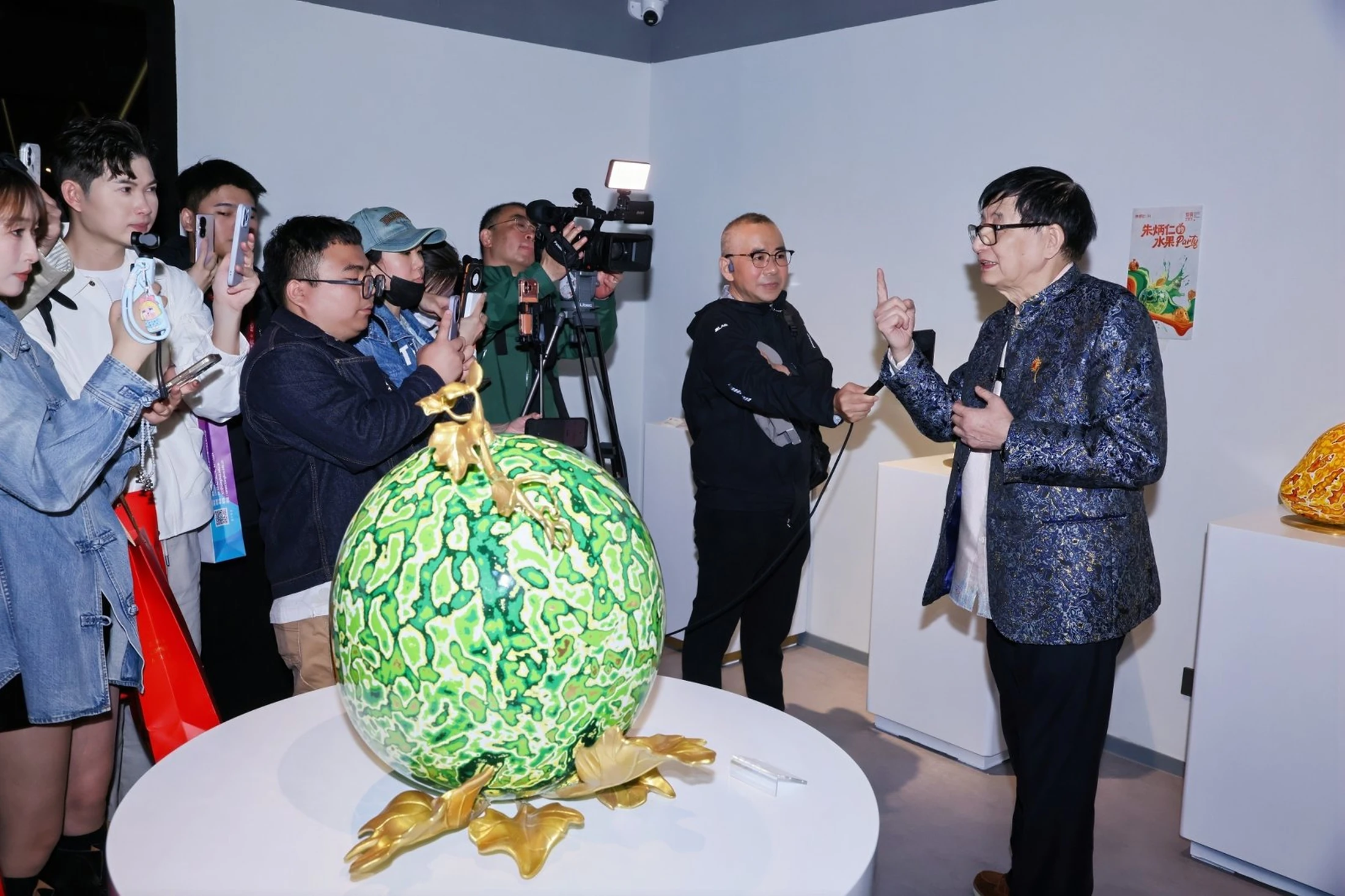 朱炳仁在水果派对媒体现场介绍作品